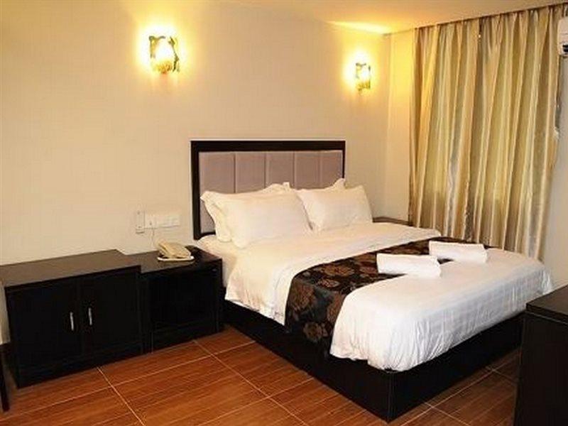 Kk Waterfront Hotel Кота-Кинабалу Экстерьер фото