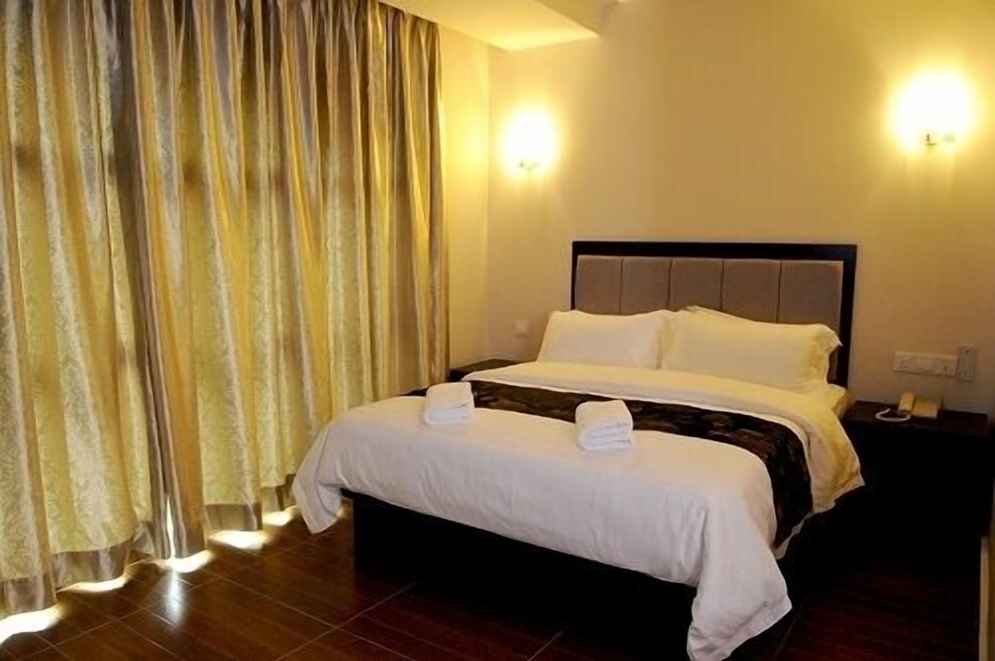 Kk Waterfront Hotel Кота-Кинабалу Экстерьер фото